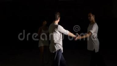 舞蹈指导老师进行舞蹈训练